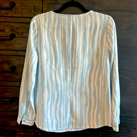 Unstainable Blouse, Elizabeth and Clarke, Size 4 - Picture 2 of 4